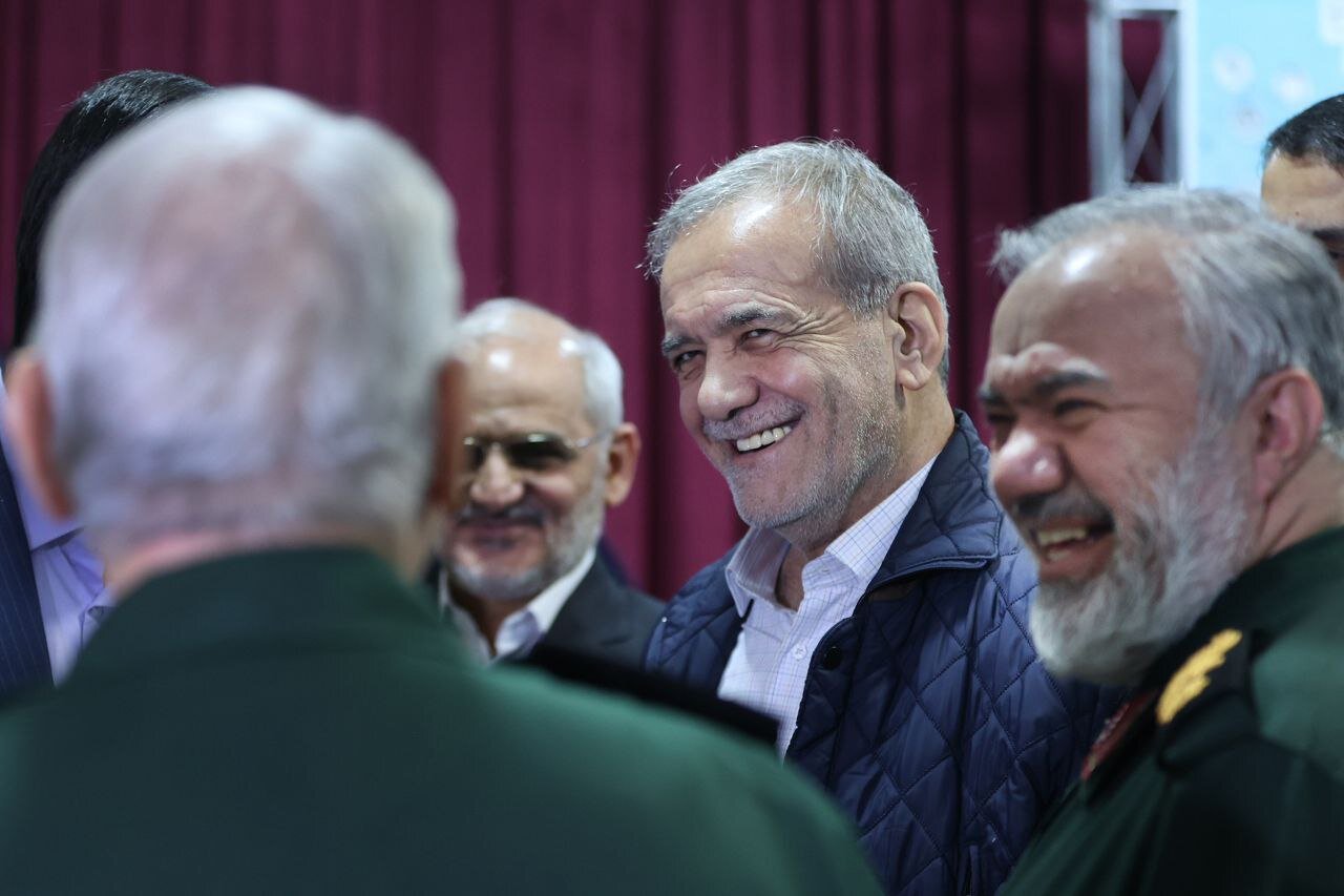 شوخی پزشکیان با یک مدیر اقتصادی: قرار بود ۱۰ هزار مگاوات پنل خورشیدی نصب کند اما دبه کرد