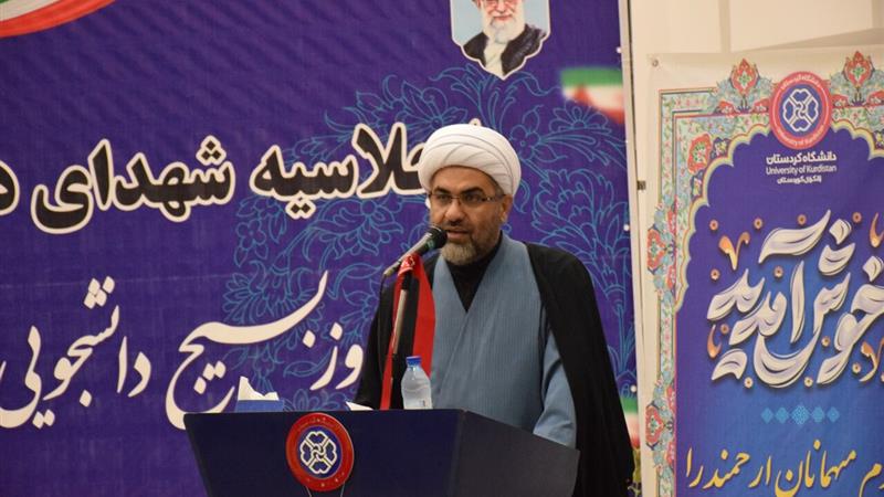 دانشجویان بسیجی در عرصه‌های علمی و فرهنگی پیشگام باشند