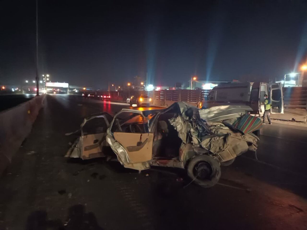 برخورد «پژو ۴۰۵» با قطعات بتُنی؛ 4 فوتی و مصدوم 