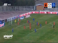 مدافع پادیاب توپ را از روی خط دروازه بیرون کشید