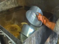 مراحل تولید انبوه قابلمه های بزرگ آلومینیومی در پاکستان