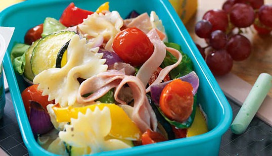 طرز تهیه سالاد پاستا با ژامبون و سبزیجات