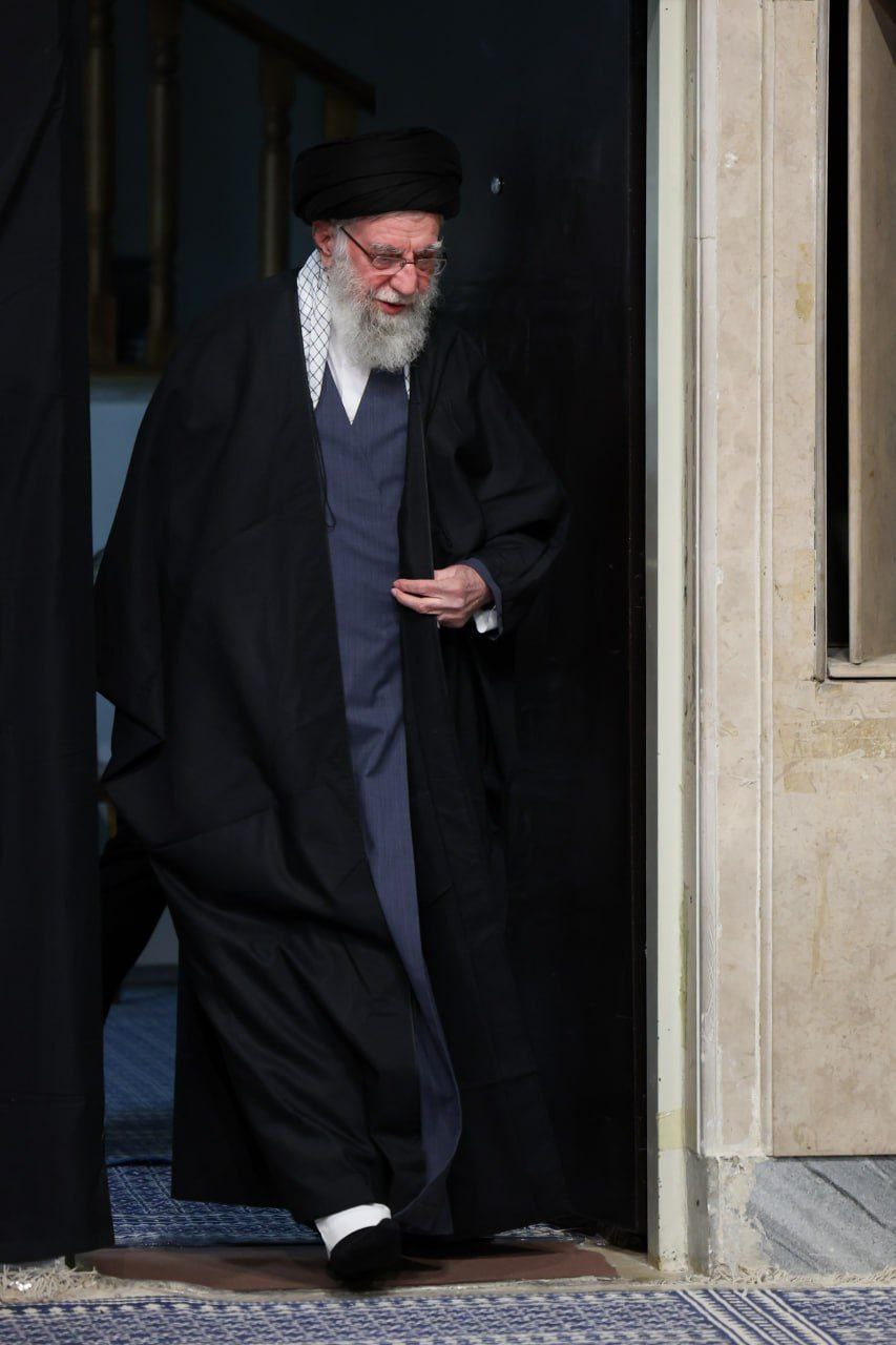 عکس/ اولین شب مراسم عزادارای ایام شهادت حضرت زهرا(س) با حضور رهبر انقلاب اسلامی