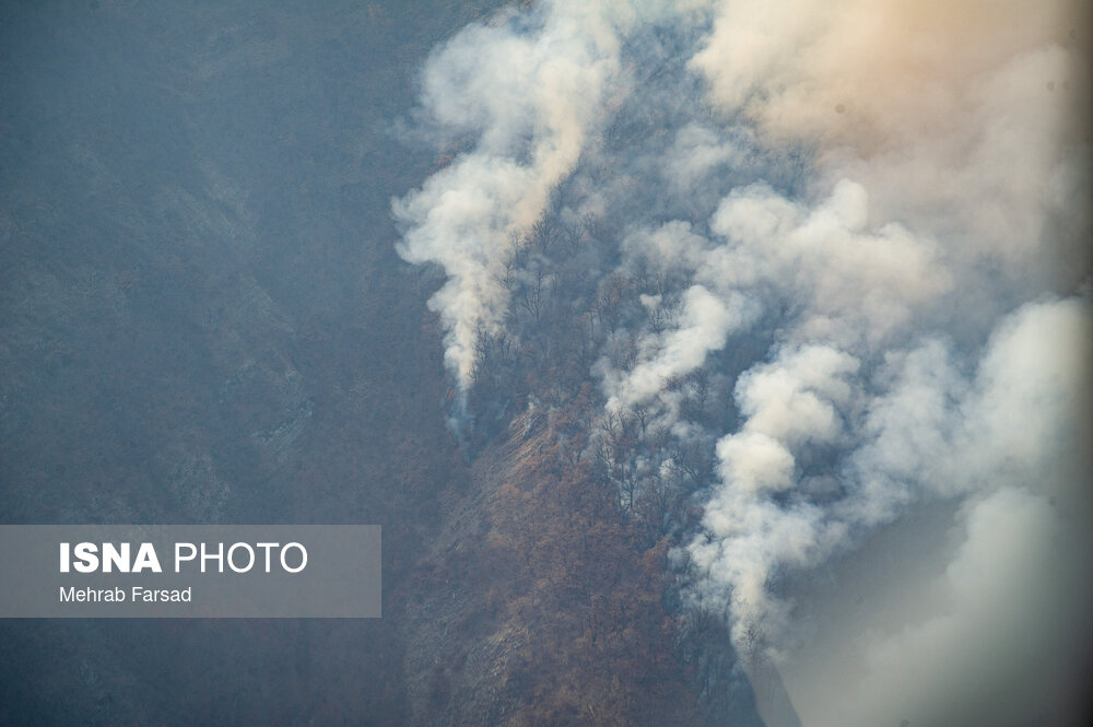 عکس/ عملیات مهار آتشسوزی مناطق کوهستانی روستاهای دلیر و الیت