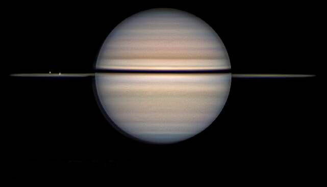 گذر قمرهای یخی از برابر حلقههای زحل