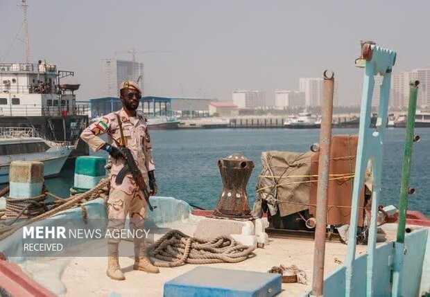 هشدار قاطع مرزبانان میناب به نفتکش خارجی در خلیج فارس