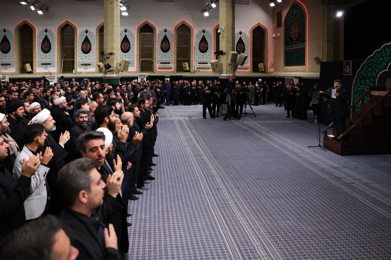 عکس/ اولین شب مراسم عزادارای ایام شهادت حضرت زهرا(س) با حضور رهبر انقلاب اسلامی