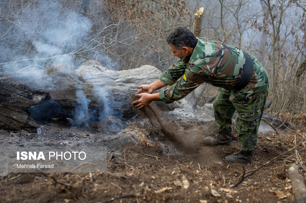 عکس/ عملیات مهار آتشسوزی مناطق کوهستانی روستاهای دلیر و الیت