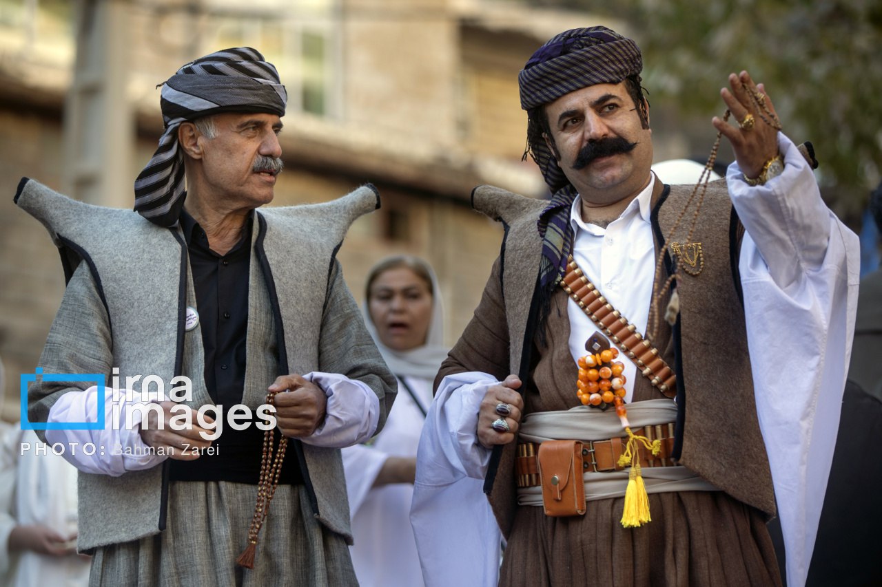 عکس/جشن شکرانه برداشت انار در روستای ساتیاری