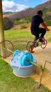 به ایده هوشمندانه‌ای که برای شستن و خشک کردن لباس‌ها ارائه داده نگاه کنید 