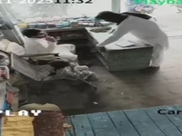 دزد اومده مغازه رو بزنه بچه آبنباتشو میده بهش!