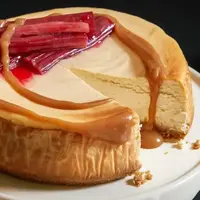 چیز کیک تنوری با سس کارامل؛ دسر خوشمزه کافی شاپی