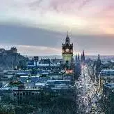 پیاده روی در هوای بارانی ادینبورگ 