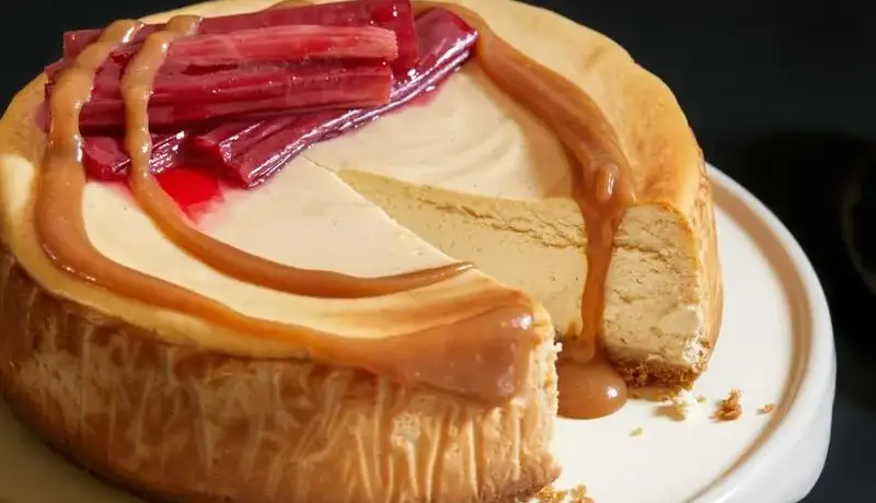 چیز کیک تنوری با سس کارامل؛ دسر خوشمزه کافی شاپی