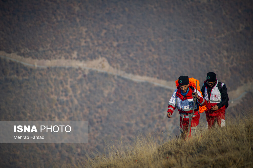 عکس/ عملیات مهار آتشسوزی مناطق کوهستانی روستاهای دلیر و الیت