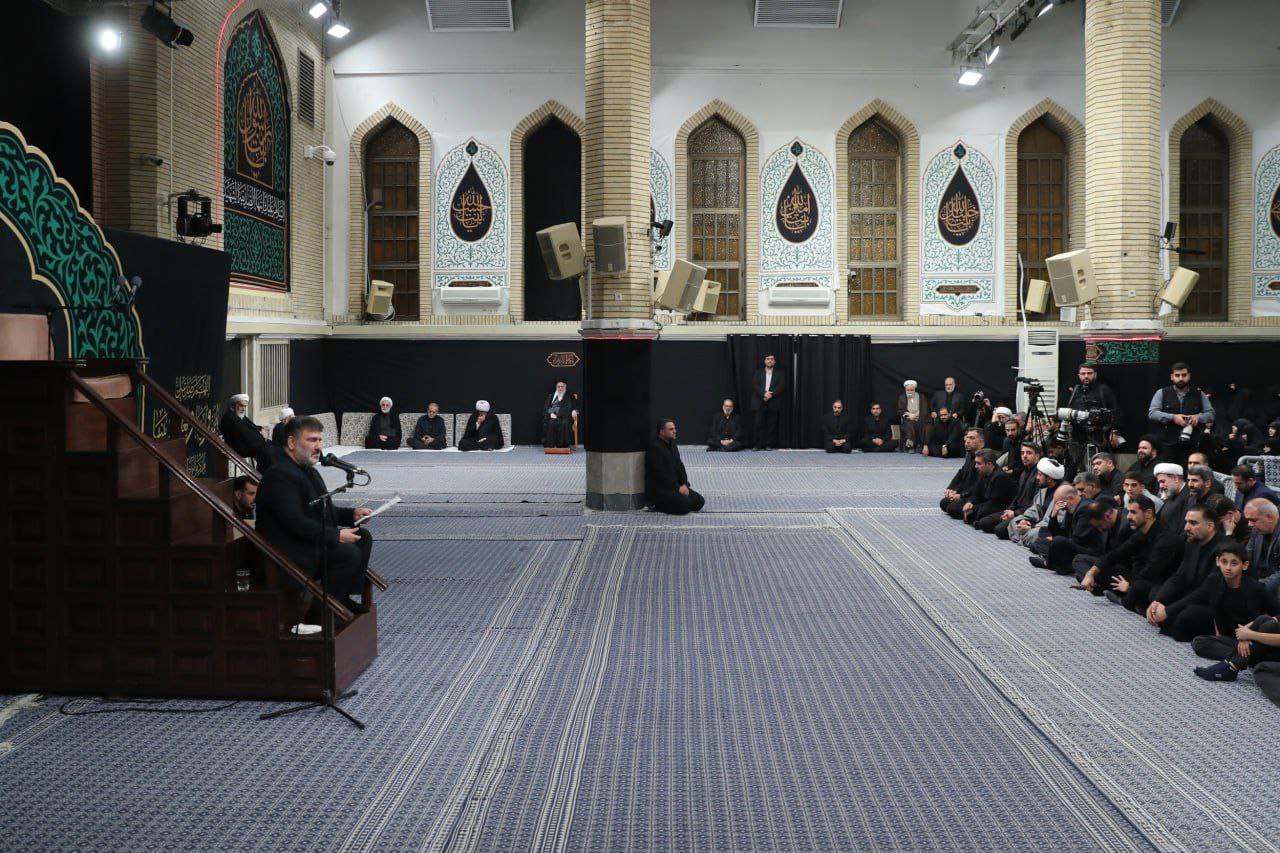 عکس/ اولین شب مراسم عزادارای ایام شهادت حضرت زهرا(س) با حضور رهبر انقلاب اسلامی