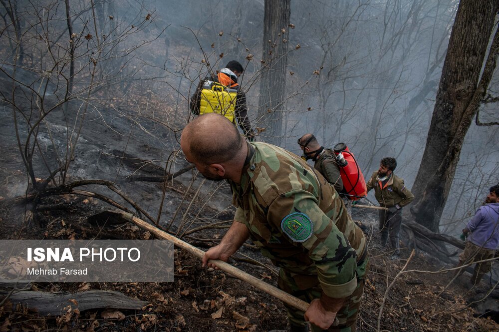 عکس/ عملیات مهار آتشسوزی مناطق کوهستانی روستاهای دلیر و الیت