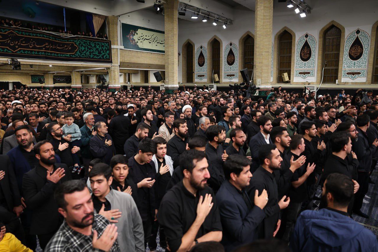 عکس/ اولین شب مراسم عزادارای ایام شهادت حضرت زهرا(س) با حضور رهبر انقلاب اسلامی