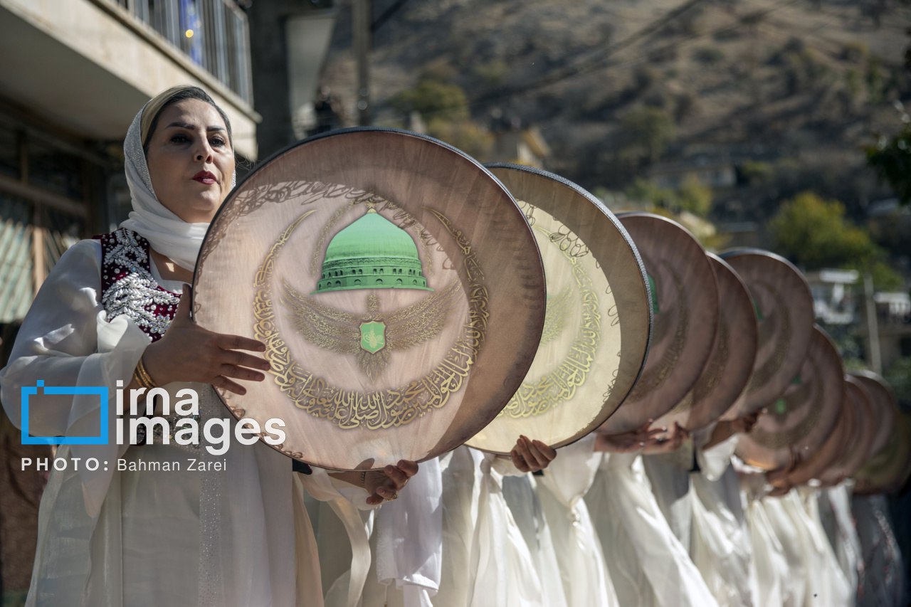 عکس/جشن شکرانه برداشت انار در روستای ساتیاری