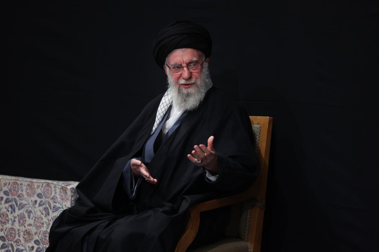 عکس/ اولین شب مراسم عزادارای ایام شهادت حضرت زهرا(س) با حضور رهبر انقلاب اسلامی