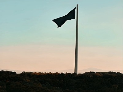 فیلم/ اهتزاز پرچم عزای فاطمی بر فراز تهران