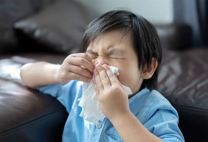 راهکاری ساده برای درآوردن جسمی که در بینی کودک وجود دارد