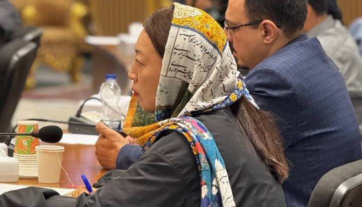 شعر فردوسی بر روی شال خبرنگار چینی