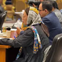 شعر فردوسی بر روی شال خبرنگار چینی