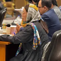 شعر فردوسی بر روی شال خبرنگار چینی