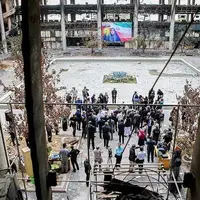 صدا و سیما به بازدیدکنندگان، قطعاتی بازمانده از ساختمان شیشه‌ای هدیه می‌دهد