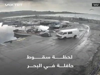 لحظه سقوط یک ون در دریا