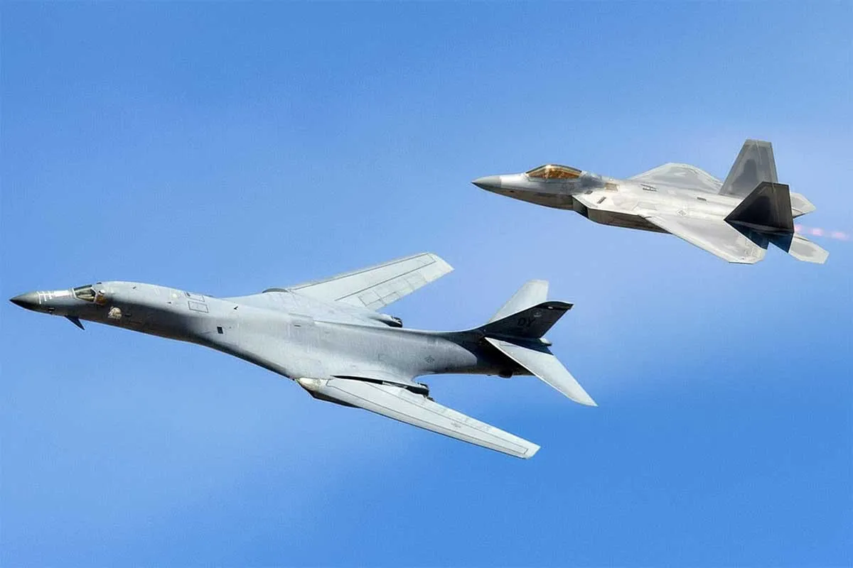 نبرد F-22 رپتور و B-1B لنسر، پیروز جدال جنگنده و بمب‌افکن کدام است؟