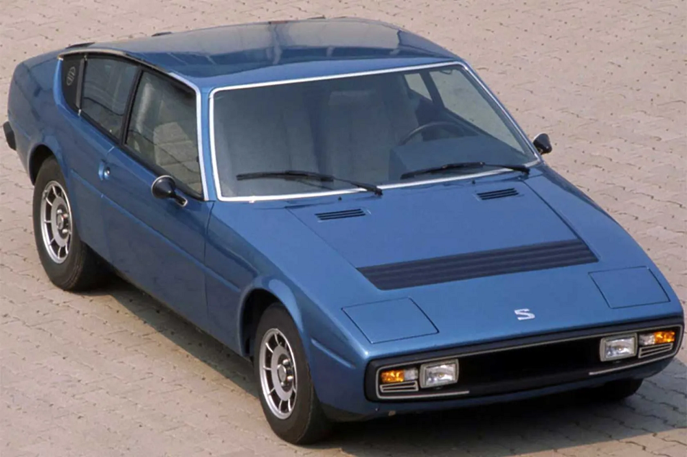 ماترا سیمکا باگیرا، خودروی اسپرت سه‌نفره فرانسوی با چراغ‌های پیکان!