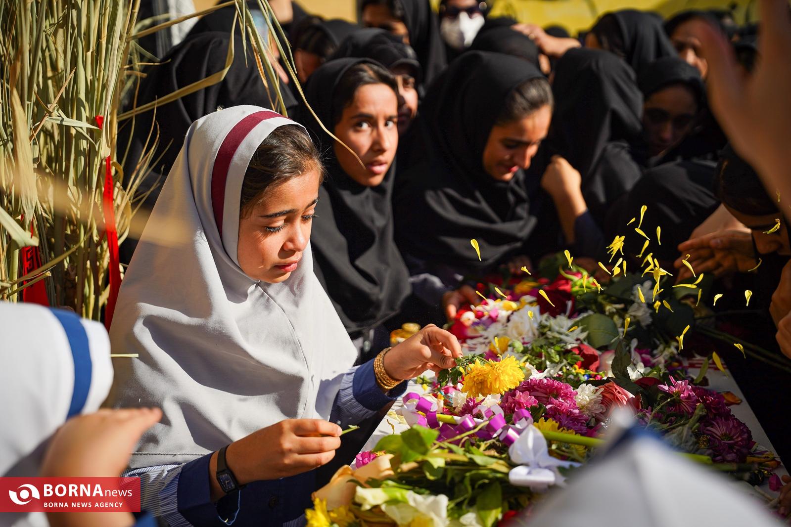 عکس/وداع مردم لامرد فارس با شهید گمنام