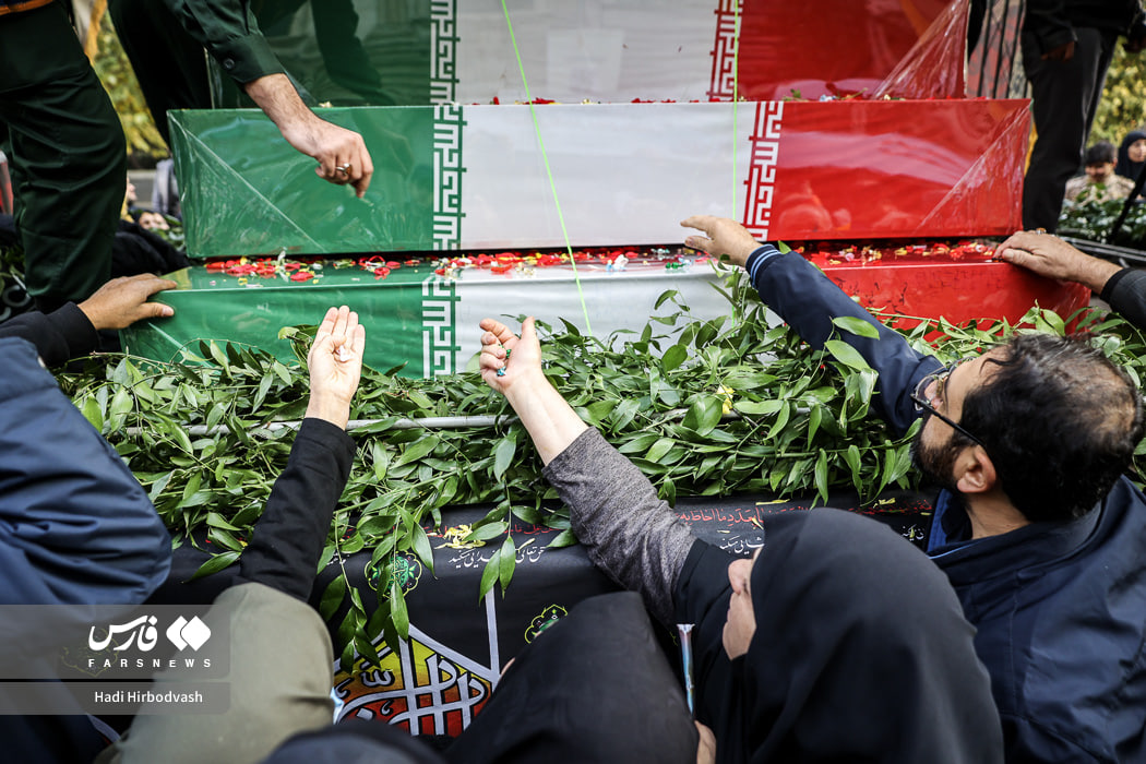 عکس/تشییع پیکرهای مطهر ۱۰۰ شهید گمنام دفاع مقدس در تهران