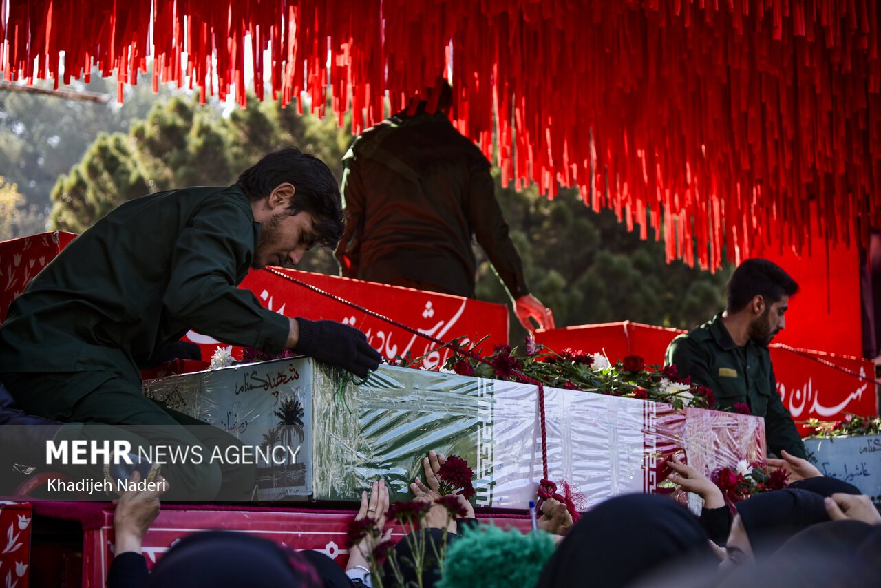  عکس/تشییع پیکر مطهر ۱۲ شهید گمنام در دانشگاه اصفهان