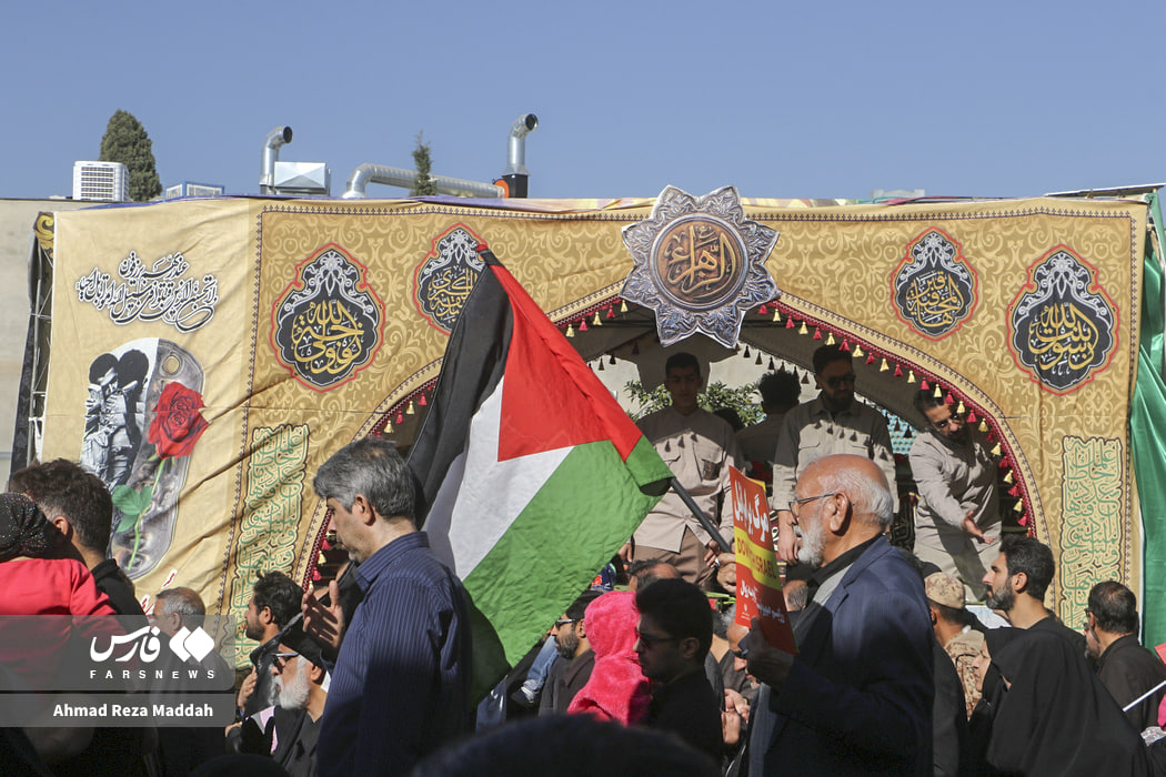 عکس/ همراهی مردم شیراز با کاروان شهدای گمنام تا منزلگاه ابدی