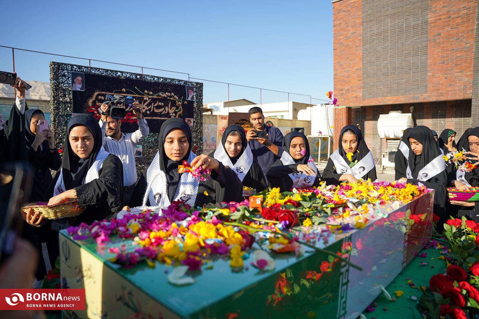 عکس/وداع مردم لامرد فارس با شهید گمنام