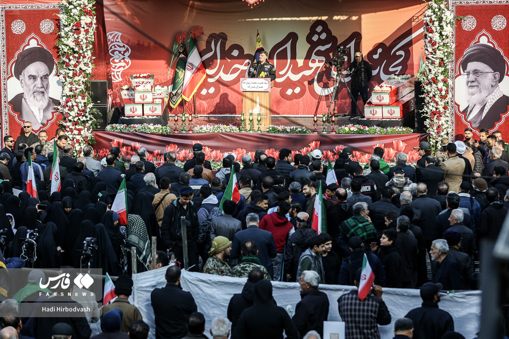 عکس/تشییع پیکرهای مطهر ۱۰۰ شهید گمنام دفاع مقدس در تهران