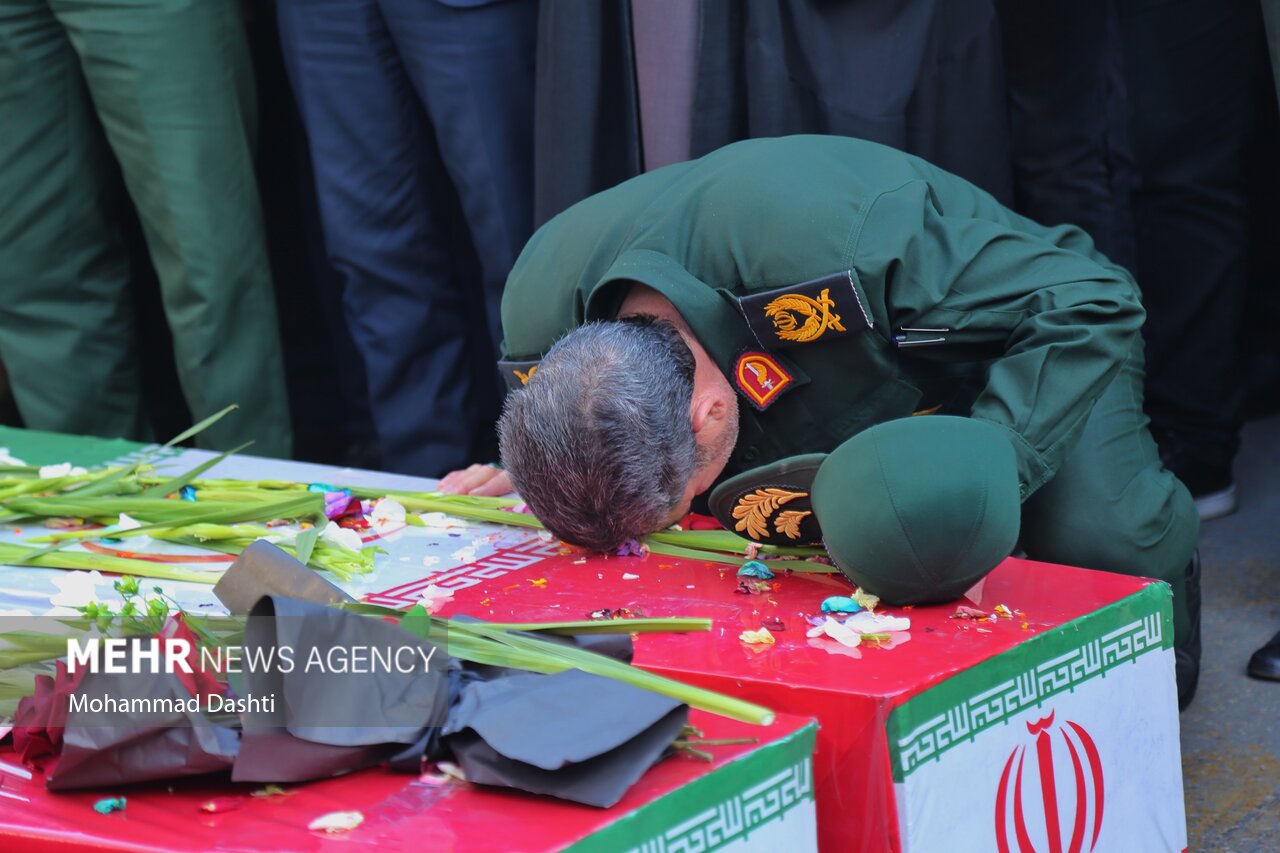 عکس/ تشییع پیکر ۳ شهید گمنام دفاع مقدس در اردبیل