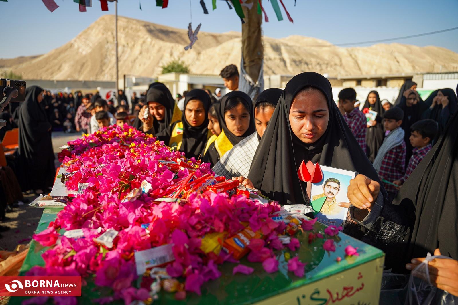 عکس/وداع مردم لامرد فارس با شهید گمنام