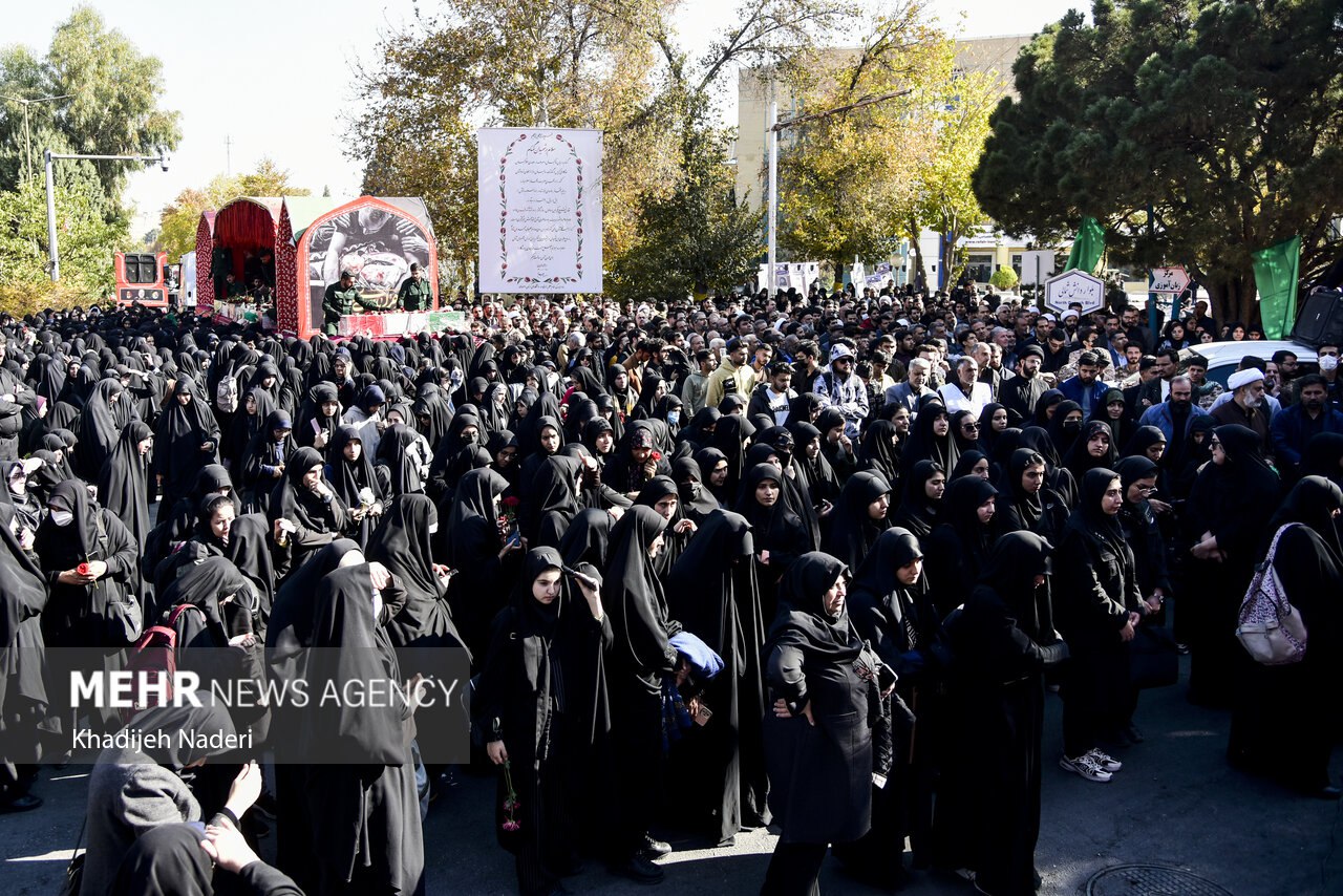  عکس/تشییع پیکر مطهر ۱۲ شهید گمنام در دانشگاه اصفهان