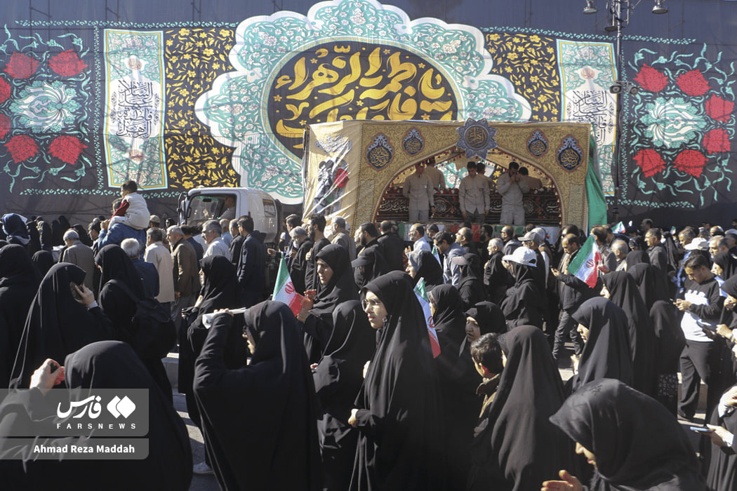 عکس/ همراهی مردم شیراز با کاروان شهدای گمنام تا منزلگاه ابدی