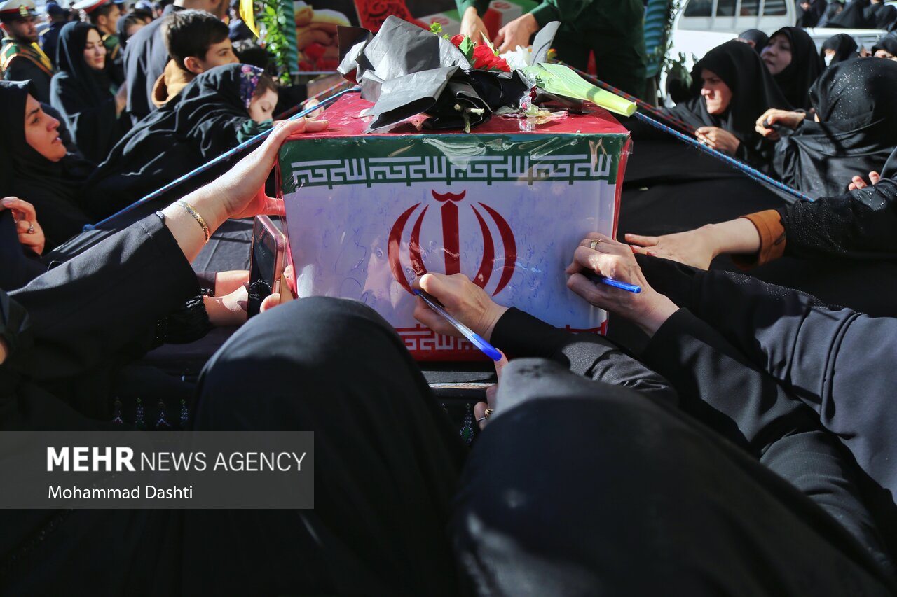 عکس/ تشییع پیکر ۳ شهید گمنام دفاع مقدس در اردبیل