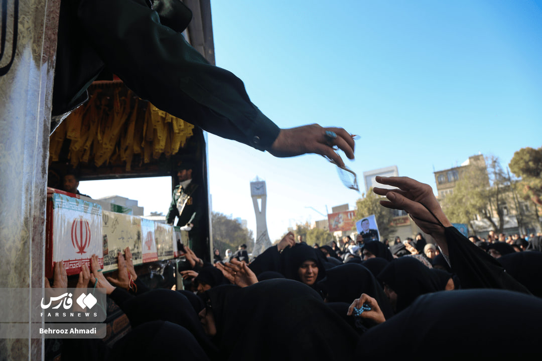 عکس/تشییع پیکر۷ شهید گمنام در کرمانشاه