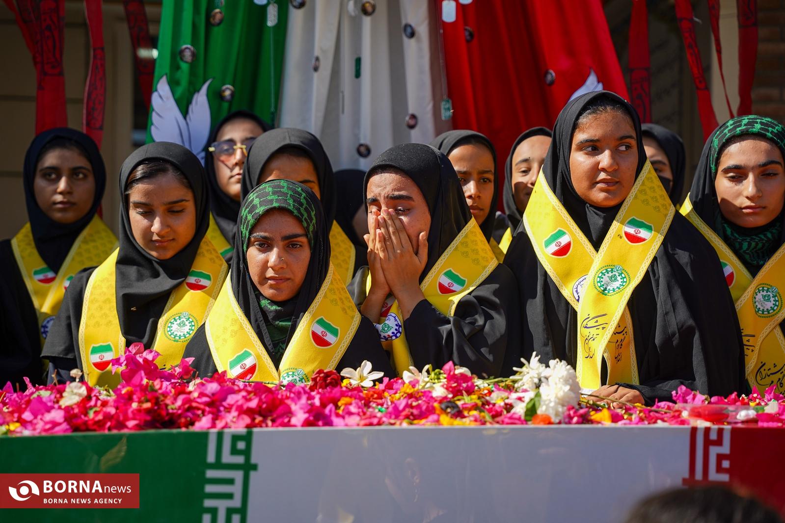 عکس/وداع مردم لامرد فارس با شهید گمنام