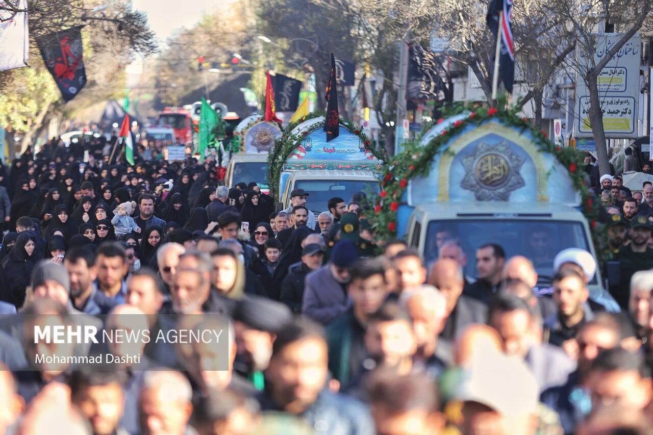 عکس/ تشییع پیکر ۳ شهید گمنام دفاع مقدس در اردبیل
