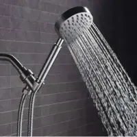 میلیاردها باکتری در سردوش حمام پنهان و منتظرند روی شما پاشیده شوند؛ آیا باید نگران باشید؟