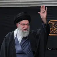 لحظه ورود رهبر انقلاب به مراسم شام شهادت حضرت زهرا(س)