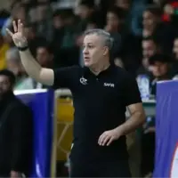 یک مربی نیمکت تیم انتهای جدولی را گردن گرفت